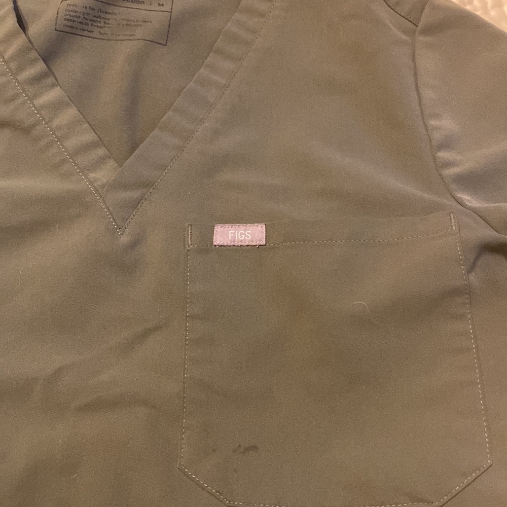 Medium top. Green figs. Small pin mark on pocket.